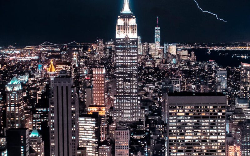 Cómo se Explican las Brechas de Valoración en Nueva York: Mercados Privados y Públicos